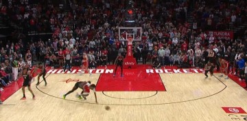 欧冠官方客户端-这是什么？锡安边线球直接发给空气失误 琼斯拼命救球但摔倒了